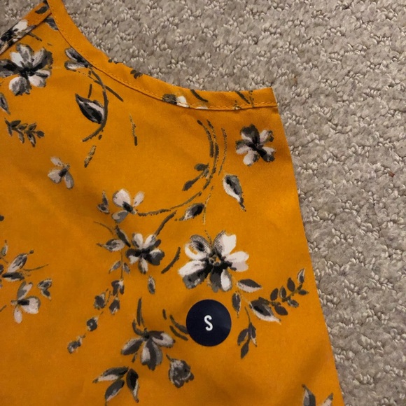 NWT. Hollister Womens Top - Picture 3 of 6